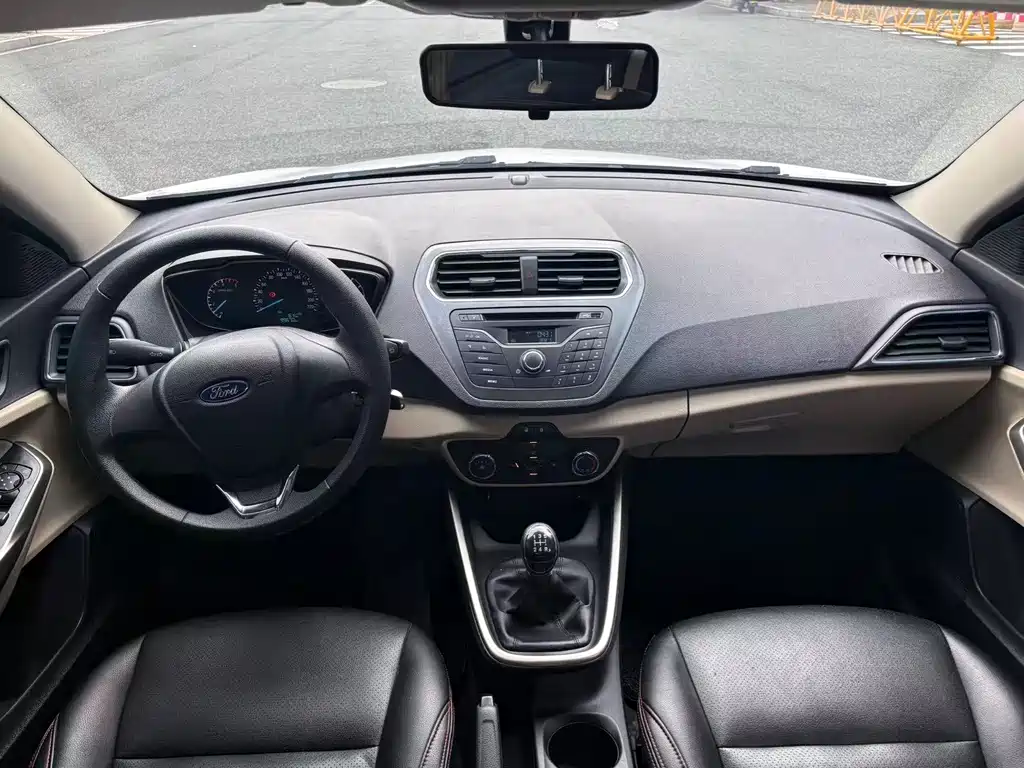 Ford Escort 2018 — фото 10