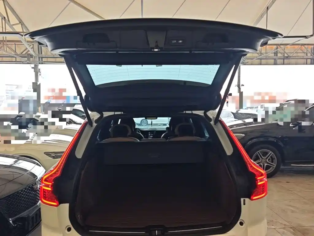 Volvo XC60 2018 — фото 19