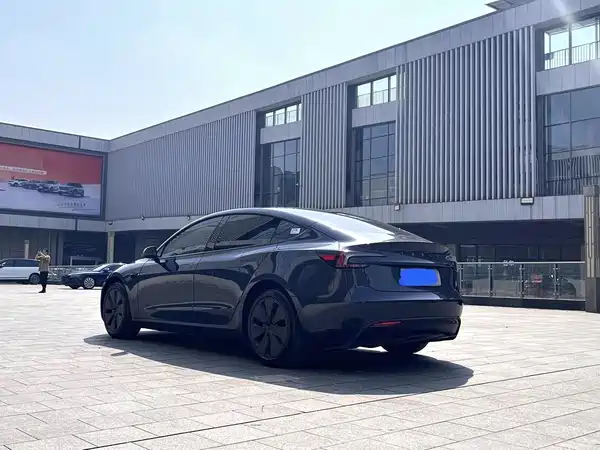Tesla Model 3 2024