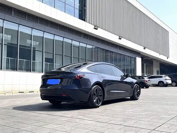 Tesla Model 3 2024