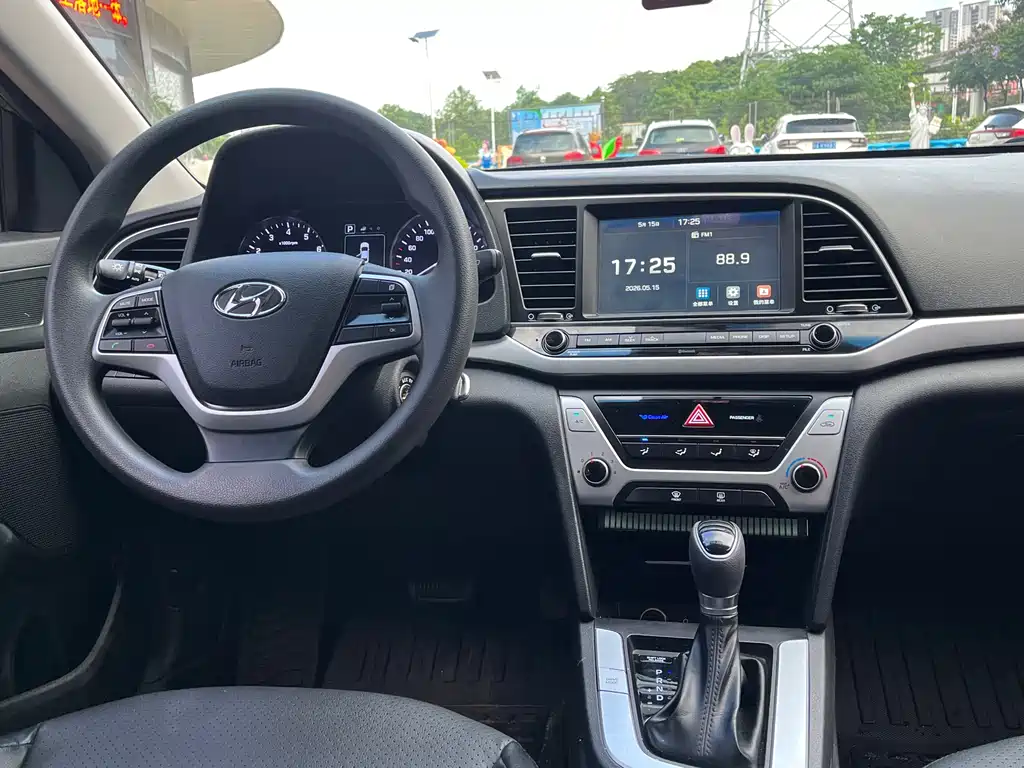 Hyundai Elantra 2018 — фото 14