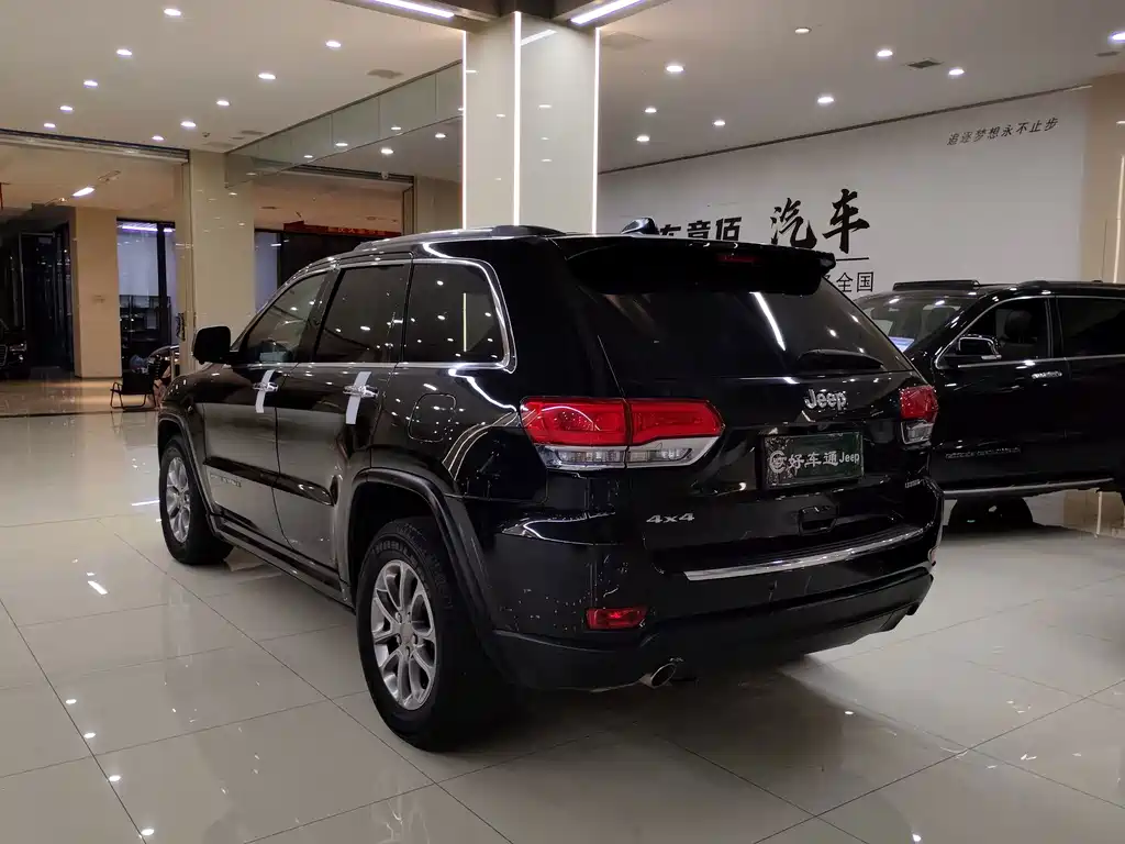 Jeep Grand Cherokee 2015 — фото 12