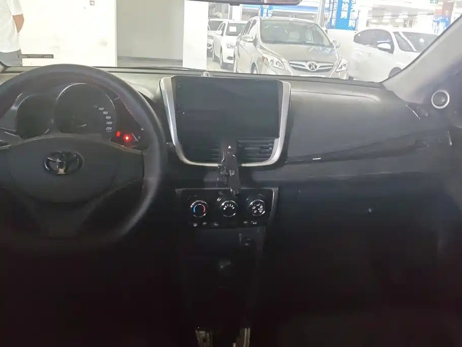 Toyota Yaris L 2020 — фото 13