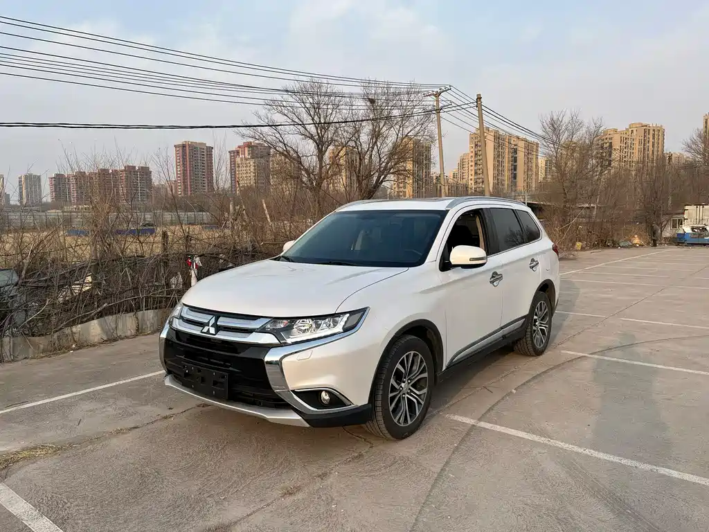Mitsubishi Outlander 2017 — фото 1
