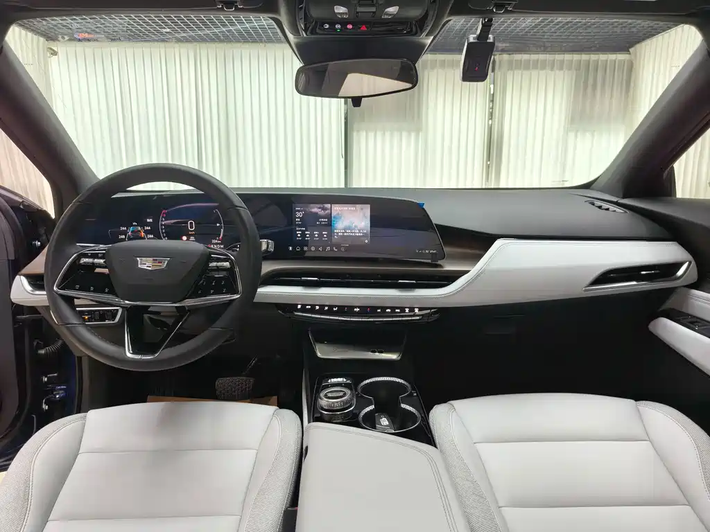 Cadillac GT4 2025 — фото 12