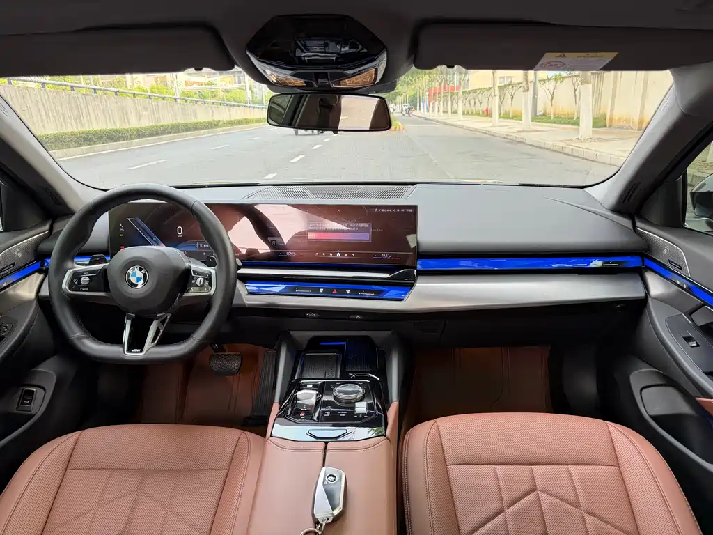 BMW 5 Series 2025 — фото 11