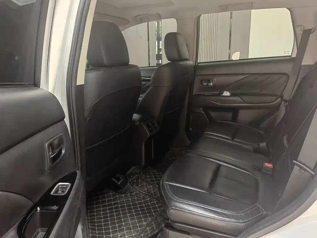 Mitsubishi Outlander 2020 — фото 11