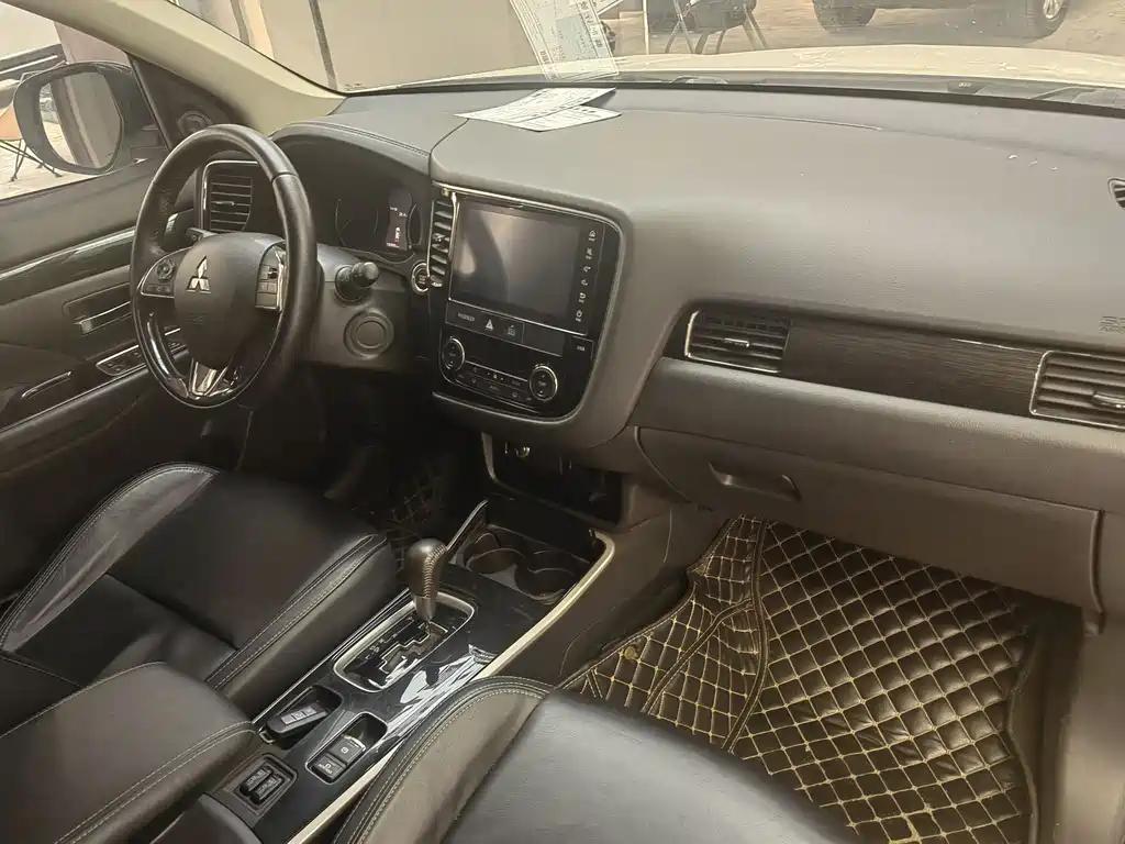 Mitsubishi Outlander 2020 — фото 10