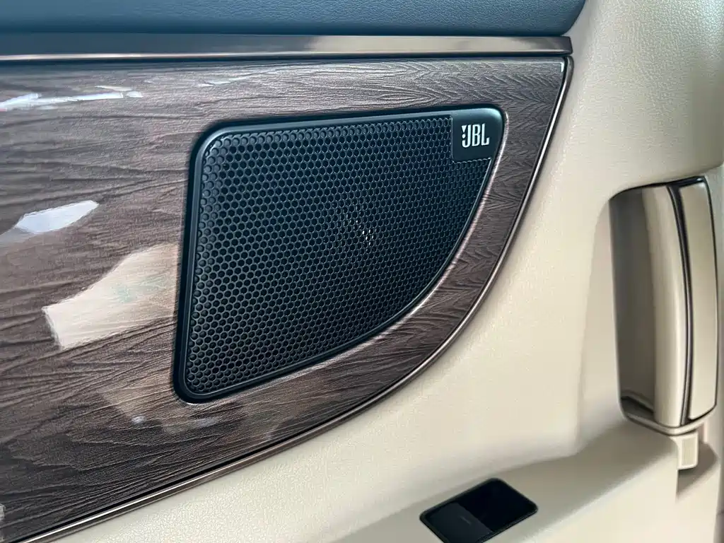 Toyota Alphard — фото 8
