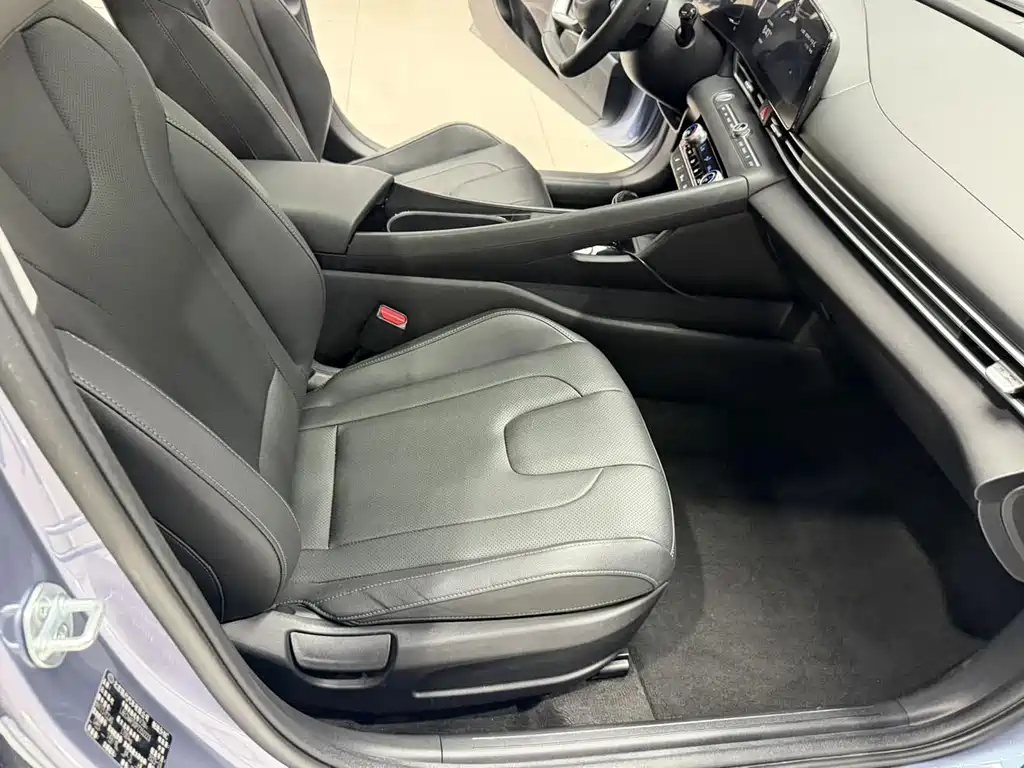 Hyundai Elantra 2023 — фото 17