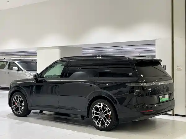 Lynk & Co 900 2025