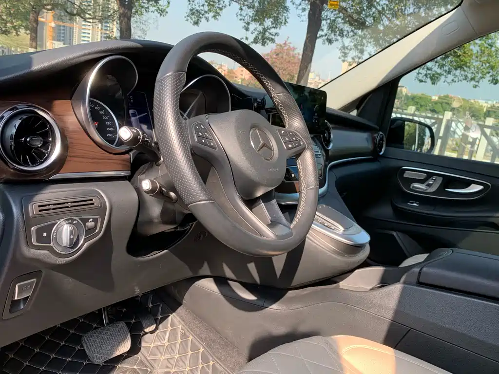 Mercedes-Benz V-Class 2022 — фото 18