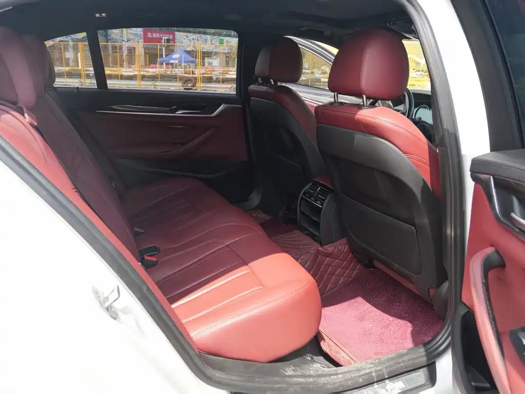 BMW 5 Series 2018 — фото 11