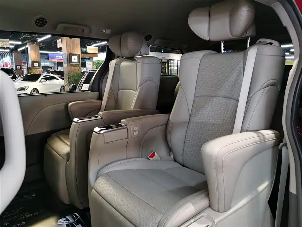 Toyota Sienna 2019 — фото 12