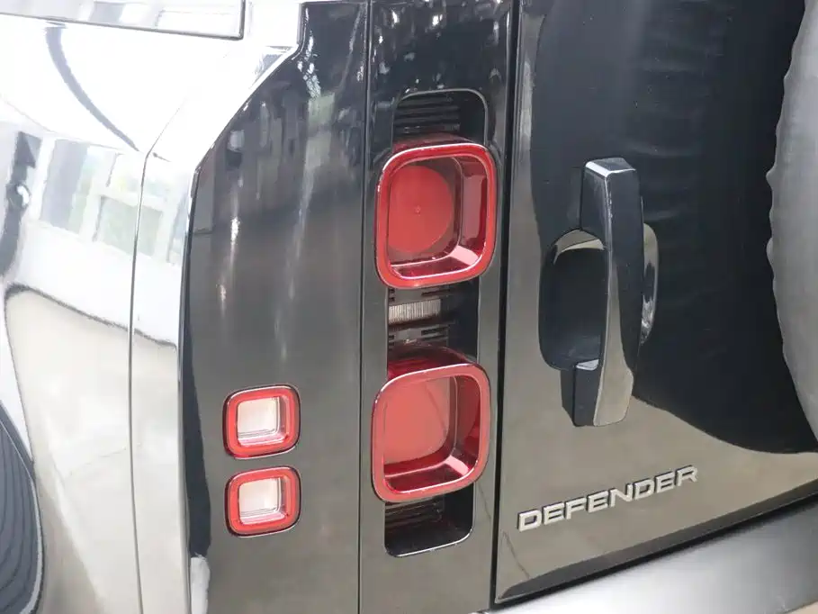 Land Rover Defender 2024 — фото 13