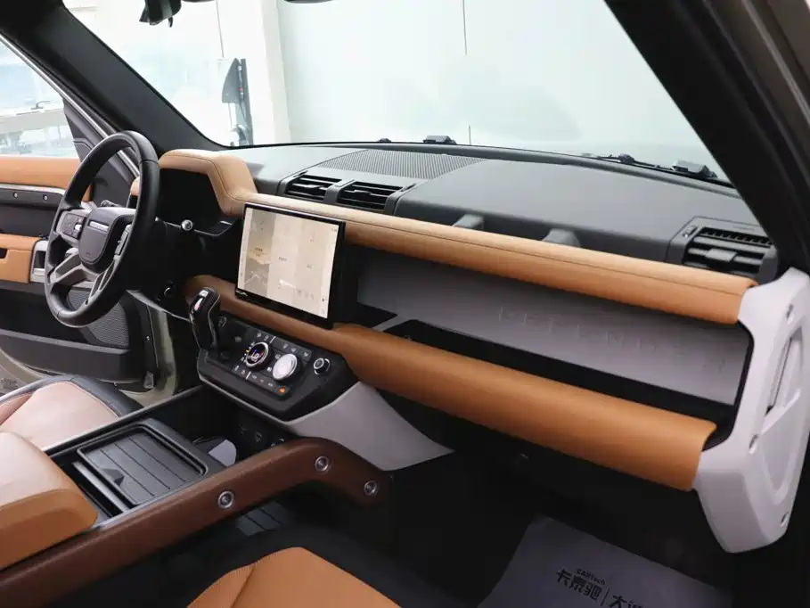 Land Rover Defender 2024 — фото 30