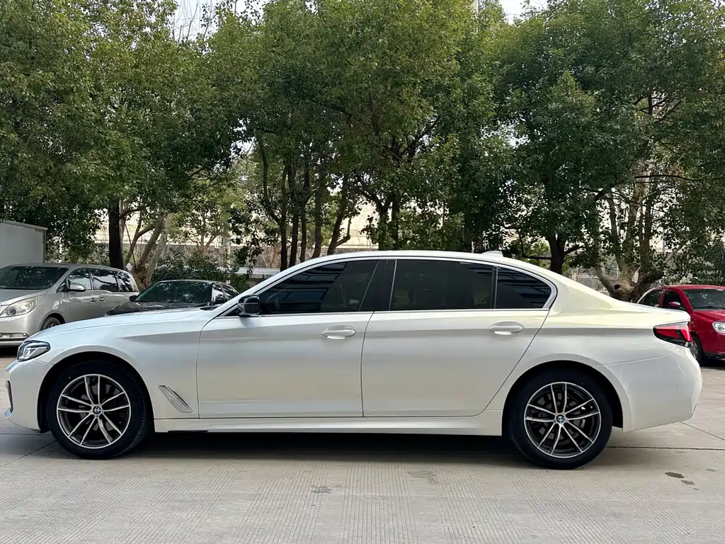 BMW 5 Series 2022 — фото 10
