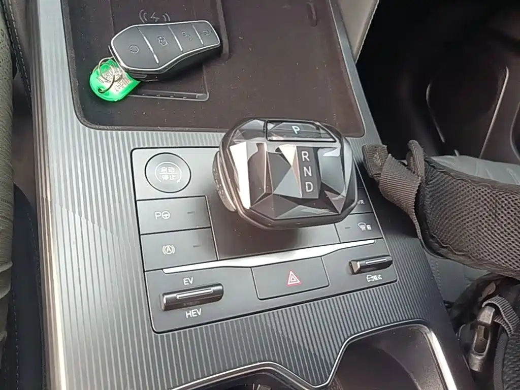 BYD L DM-i 2025 — фото 14