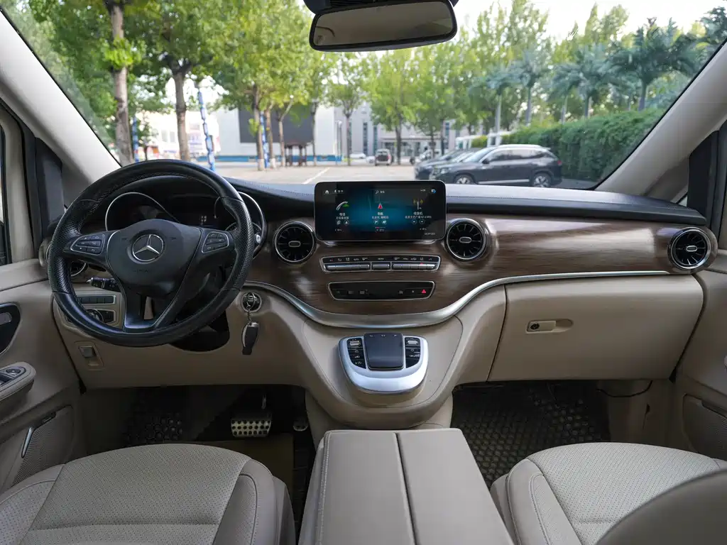 Mercedes-Benz V-Class 2021 — фото 11