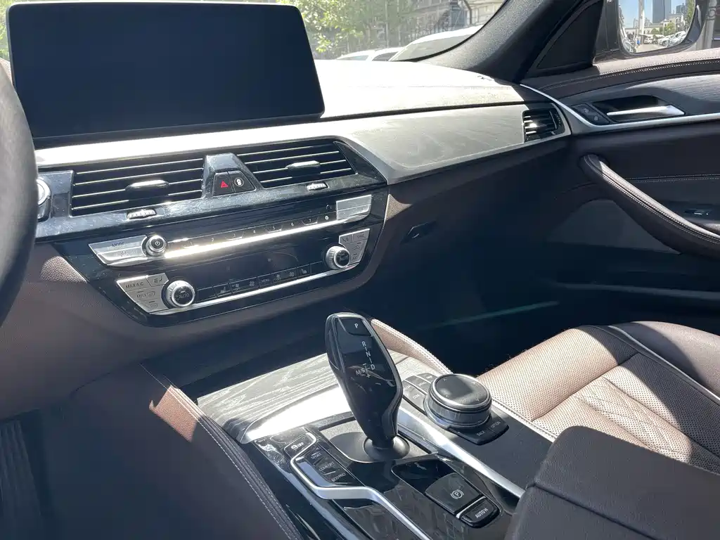 BMW 5 Series 2021 — фото 16
