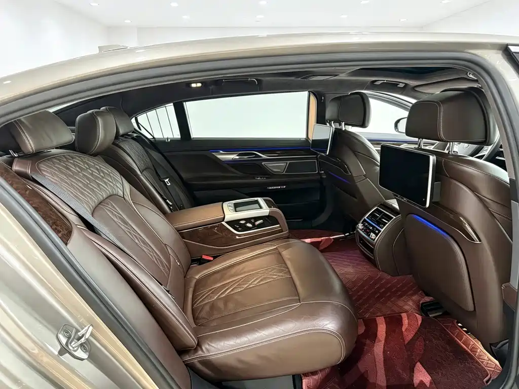 BMW 7 Series 2016 — фото 8