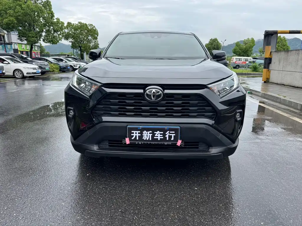 Toyota RAV4 2023 — фото 2