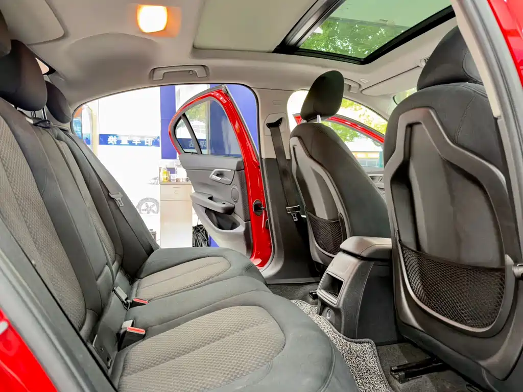 BMW 1 Series 2018 — фото 14