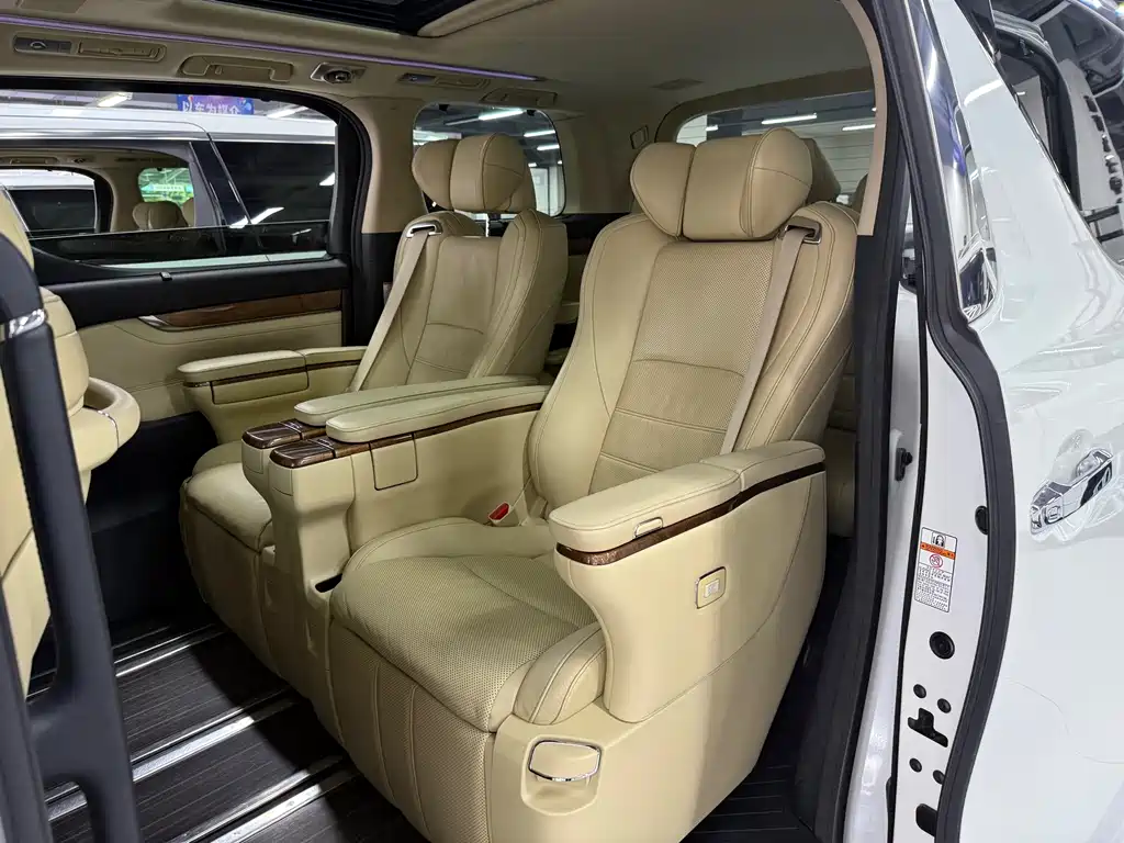 Toyota Alphard 2017 — фото 3