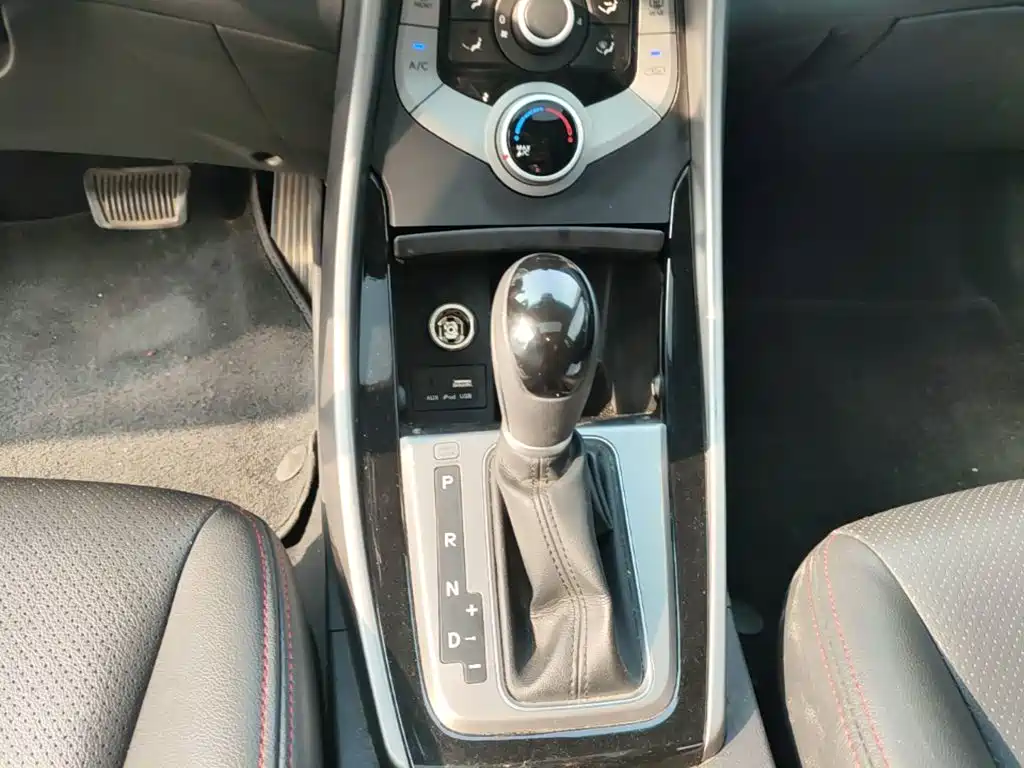 Hyundai Elantra 2017 — фото 10