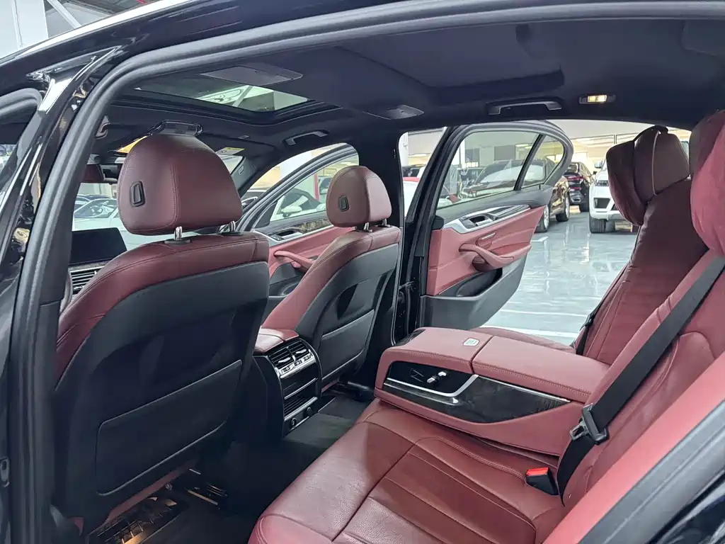 BMW 5 Series 2018 — фото 13