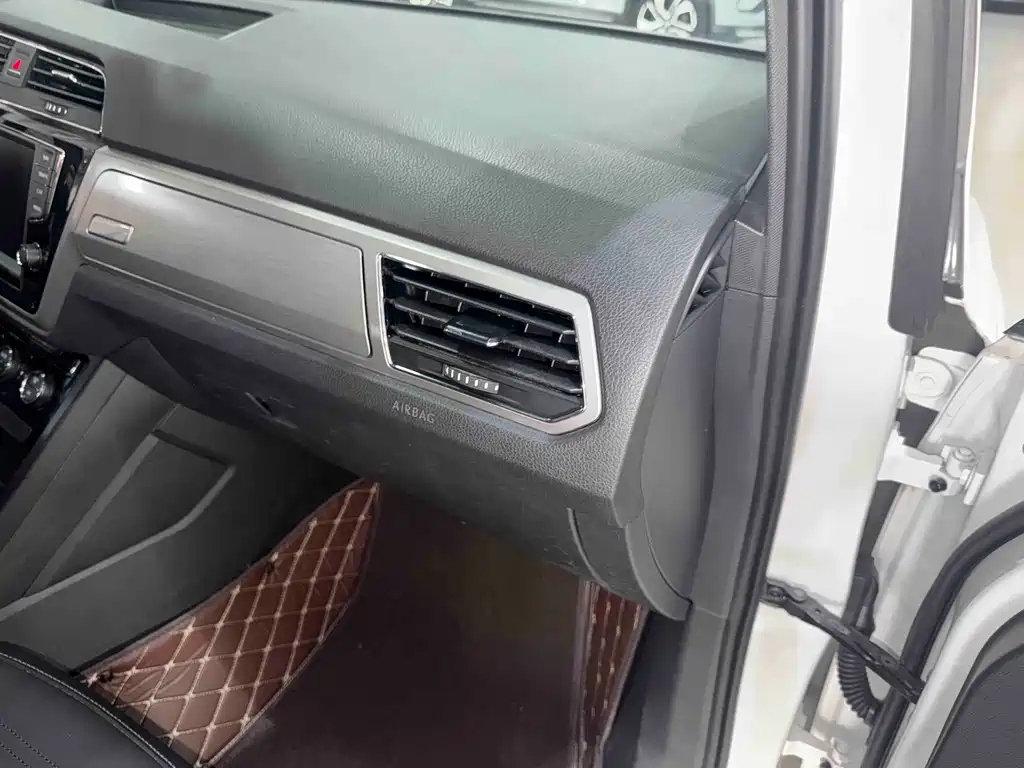 Volkswagen Touran 2018 — фото 27