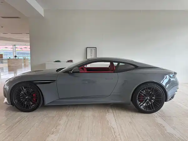 Aston Martin DB12 2025