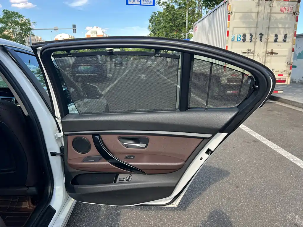 BMW 3 Series 2018 — фото 10