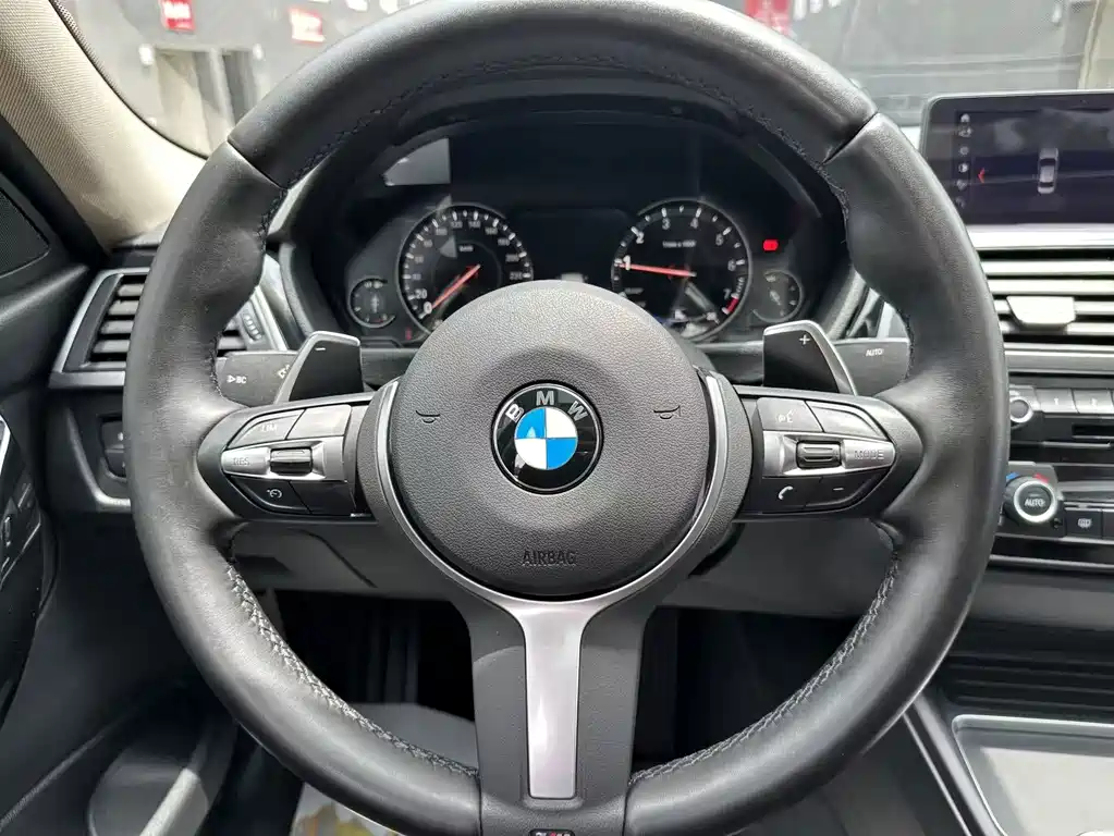 BMW 3 Series 2018 — фото 11