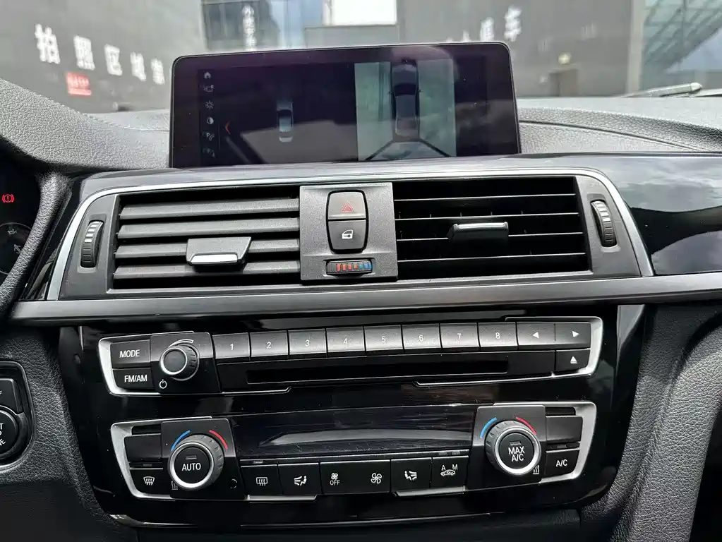 BMW 3 Series 2018 — фото 13