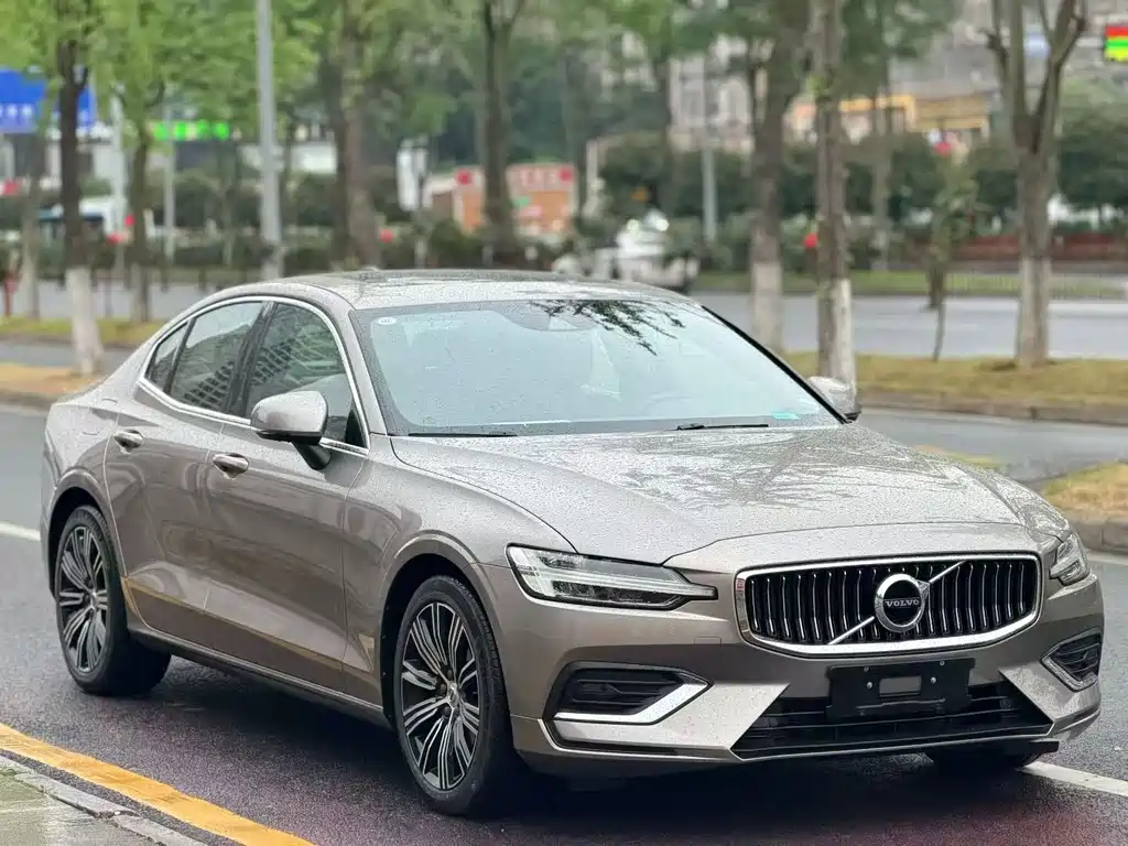 Volvo S60 2022 — фото 3