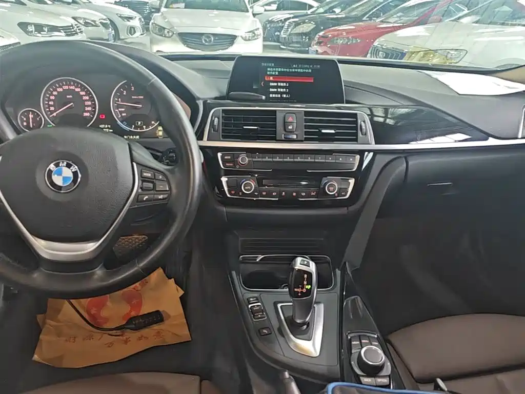 BMW 3 Series 2018 — фото 13