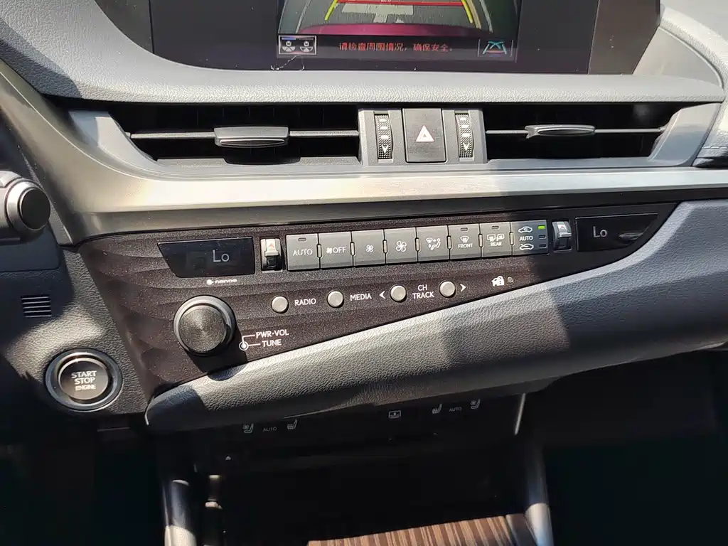 Lexus ES 2019 — фото 12