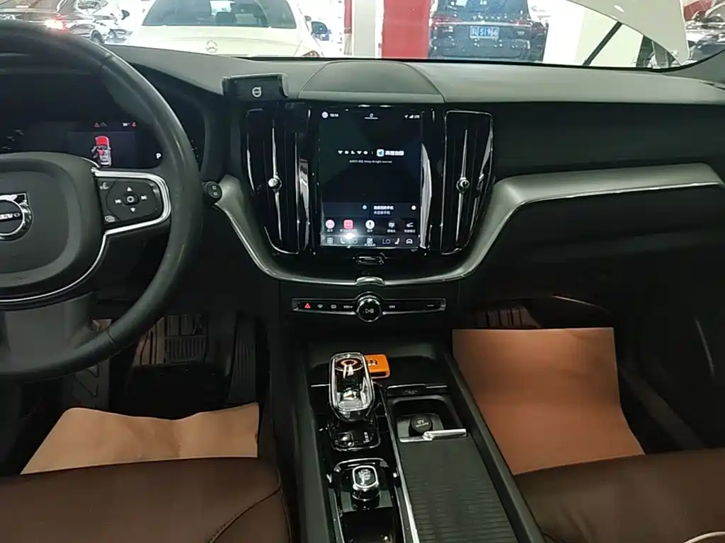 Volvo XC60 2022 — фото 13