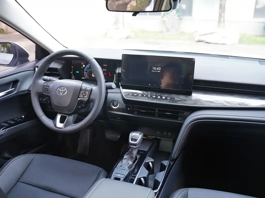 Toyota Camry 2024 — фото 20