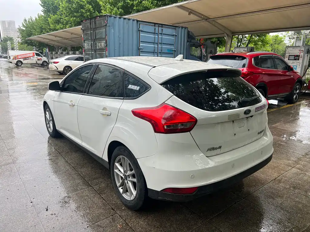 Ford Focus 2016 — фото 11