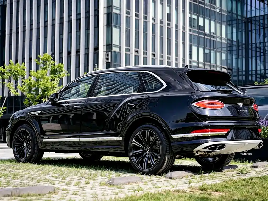Bentley Bentayga 2023 — фото 13