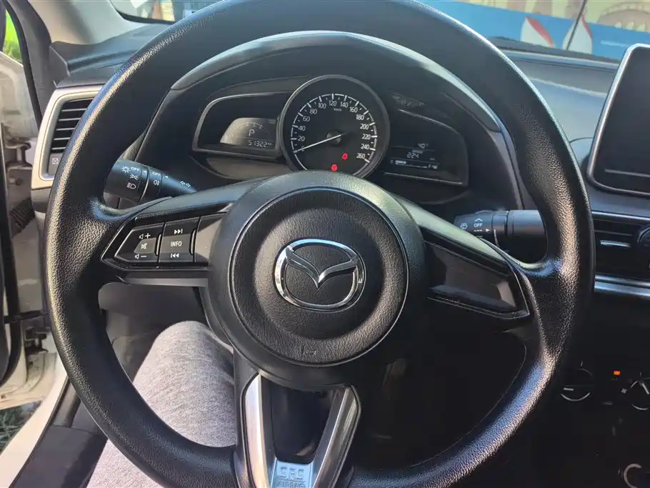 Mazda 3 Axela 2018 — фото 15