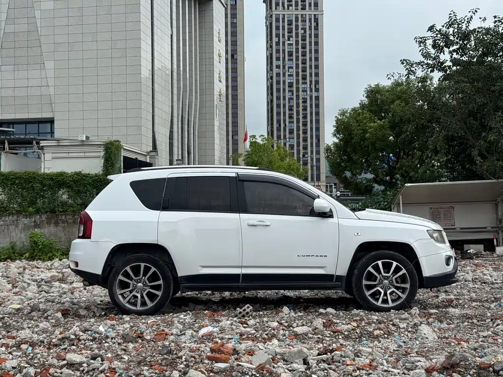 Jeep Compass 2015 — фото 11