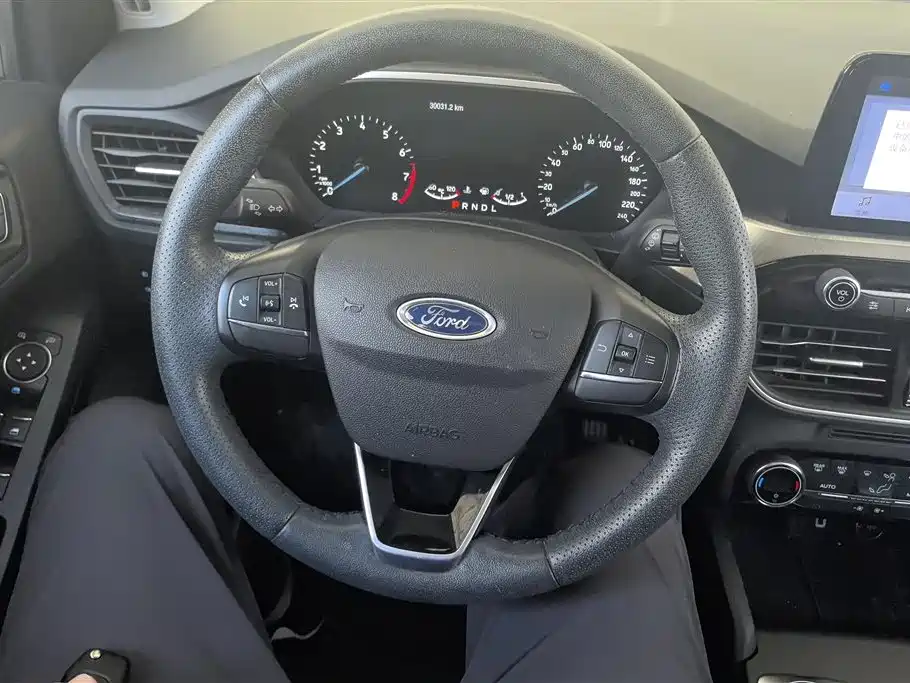 Ford Focus 2019 — фото 15