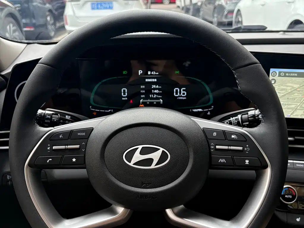 Hyundai Elantra 2023 — фото 12