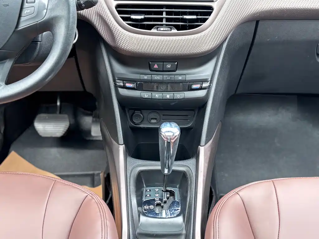 Peugeot 2008 2018 — фото 16