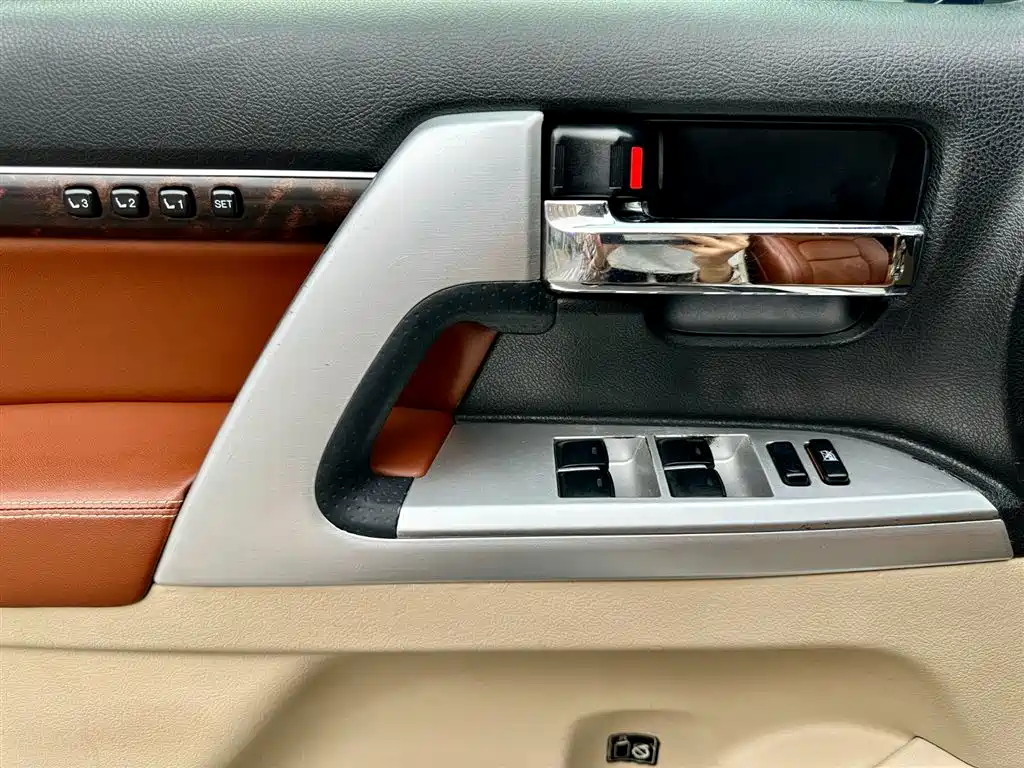 Toyota Land Cruiser 2010 — фото 16