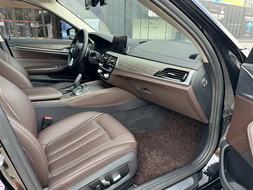 BMW 5 Series 2019 — фото 9