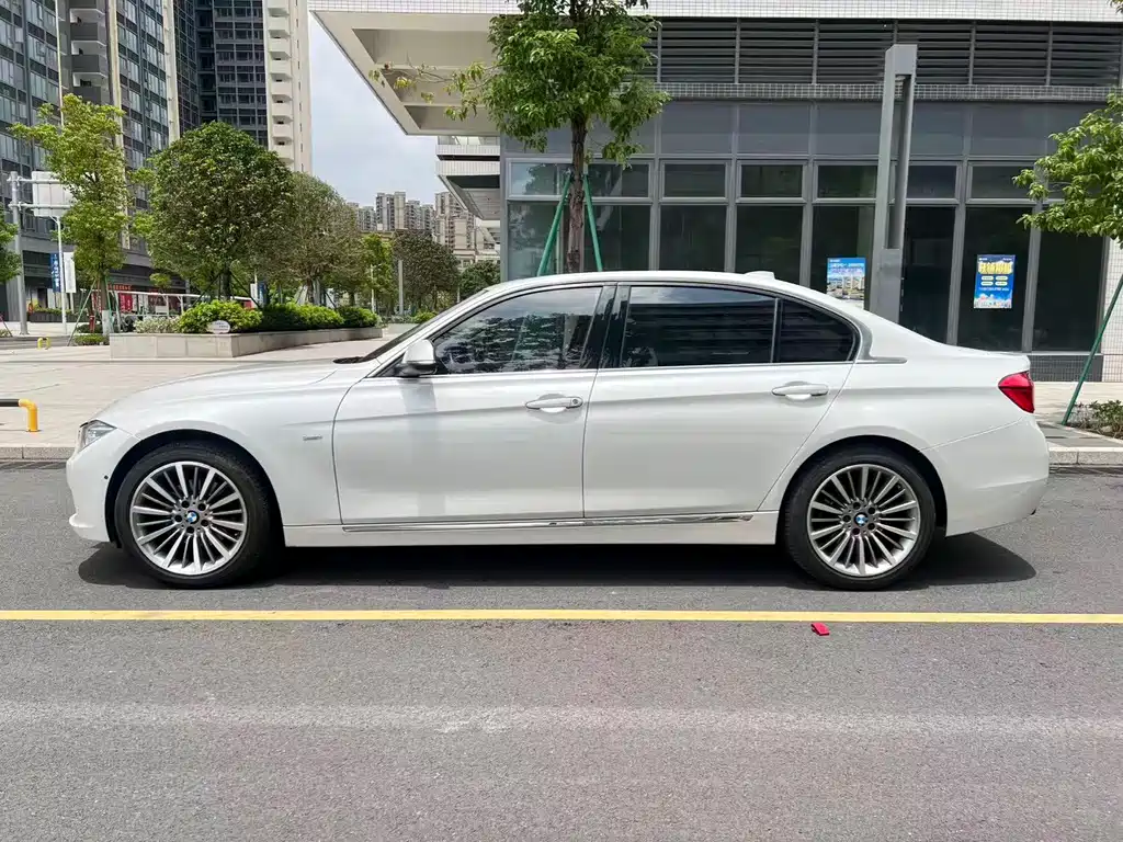 BMW 3 Series 2018 — фото 10